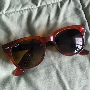 Burnt orange Ray-Bans